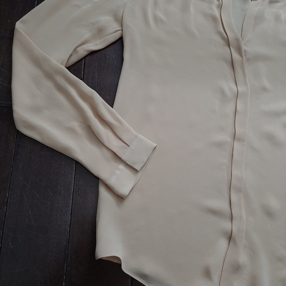 Aritzia Babaton Silk Button up blouse size small - Picture 4 of 5